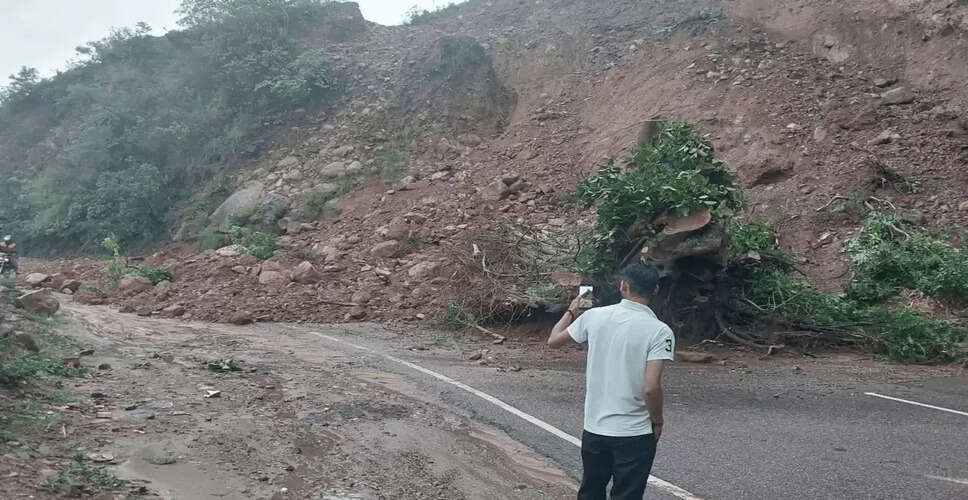 Severe Rainfall Causes Landslides in Himachal Pradesh, Disrupting Traffic