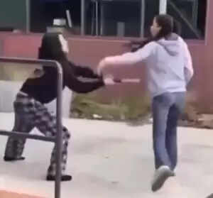 Viral Showdown: Hammer-Wielding Girl Faces Off Against Trio in Shocking Street Altercation