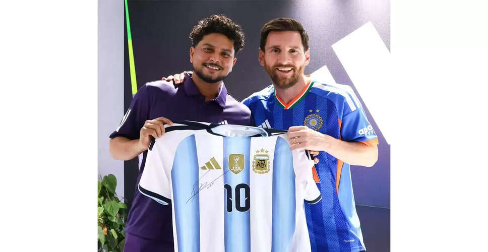 Kuldeep Yadav Meets Lionel Messi During GOAT India Tour