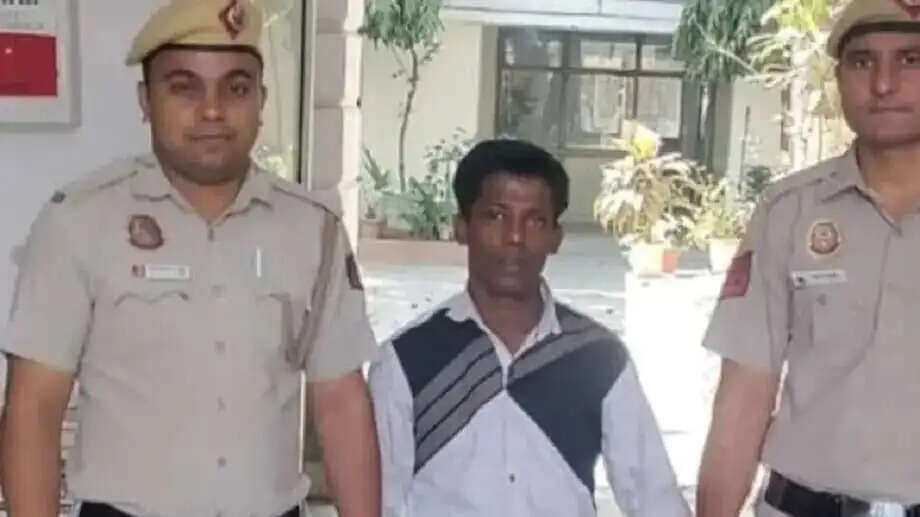 Clever Criminal's Unusual Escape Tactic Foiled by Delhi Police