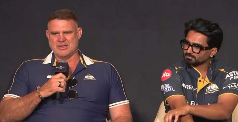 Matthew Hayden Gifts Mongoose Bat to Rahul Tewatia Ahead of IPL 2026