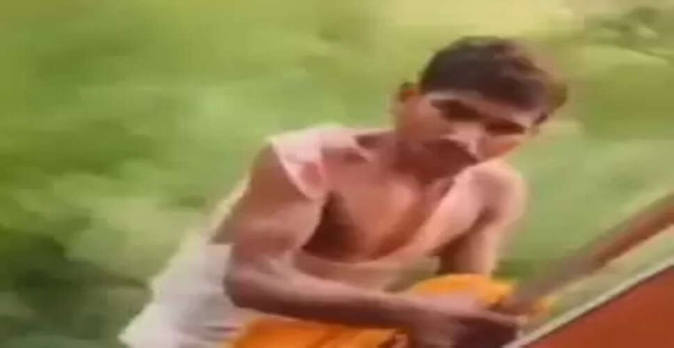 Shocking Mobile Theft on Train: Youth's Daring Escape Caught on Camera!