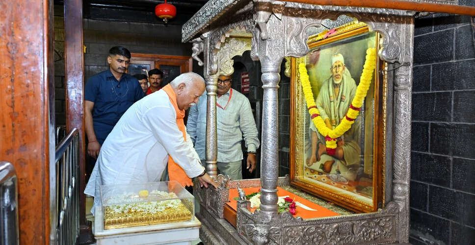 RSS Chief Mohan Bhagwat Visits Shirdi Sai Baba Temple