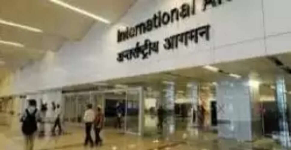 Delhi Airport Faces Major Disruptions: Fog Causes Flight Cancellations and Delays