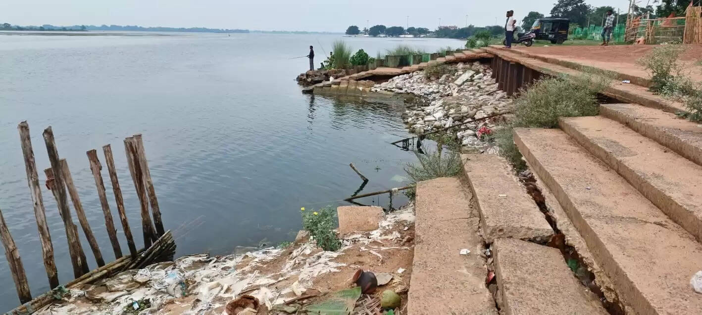 Cuttack's Gadagadia Ghat: A Safety Hazard Amidst Deteriorating Beautification Efforts