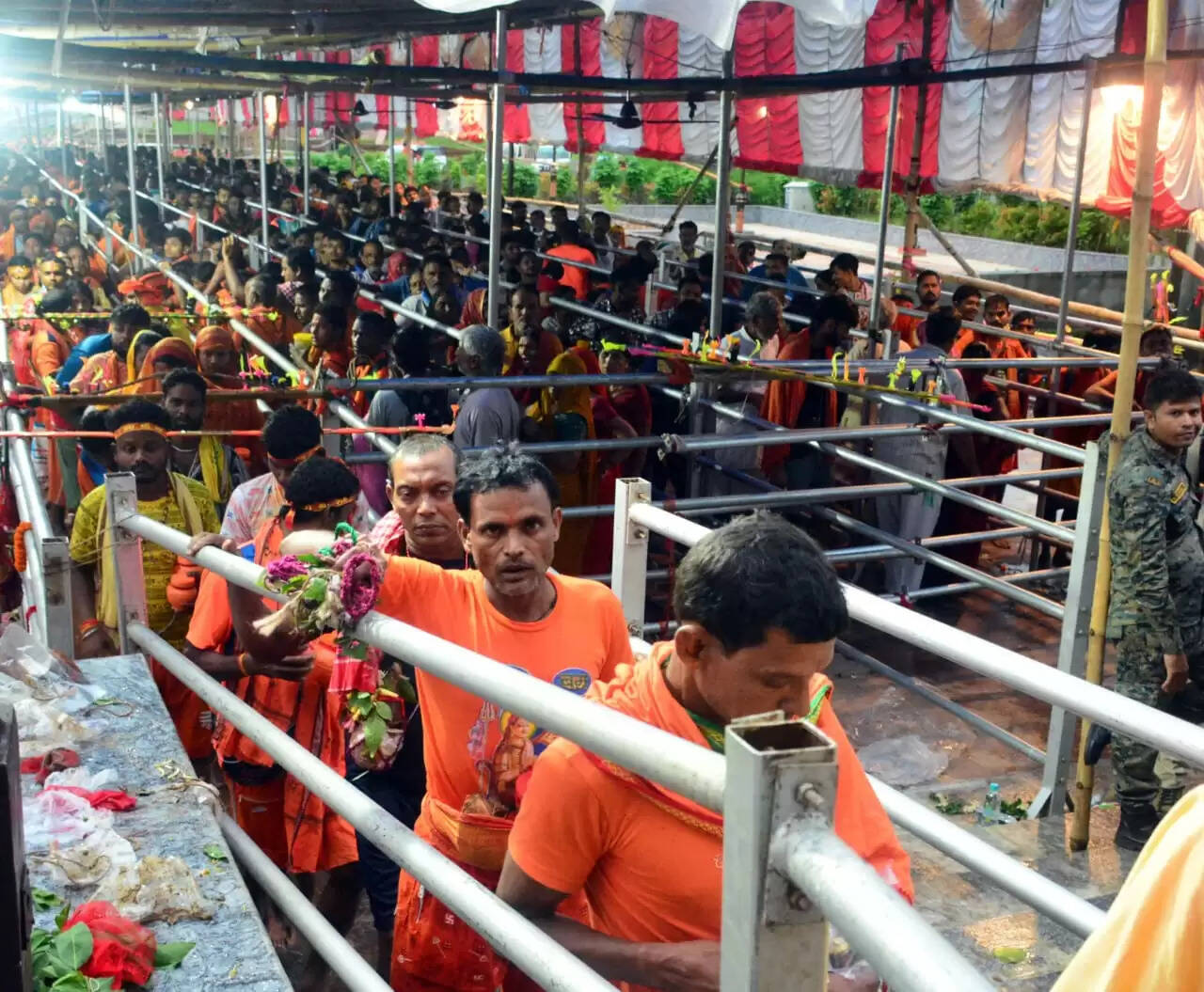 Bhubaneswar's Rainy Monday: A Spectacle of Devotion at Lingaraj Temple