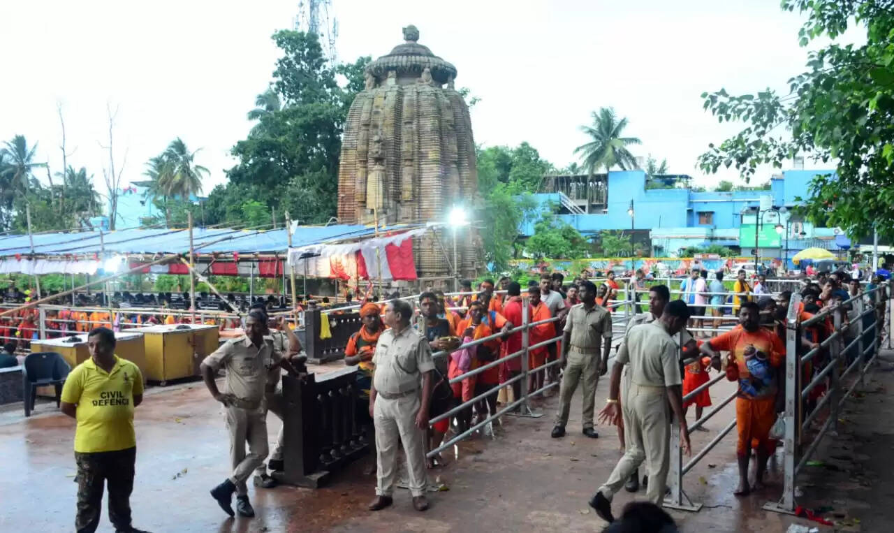Bhubaneswar's Rainy Monday: A Spectacle of Devotion at Lingaraj Temple