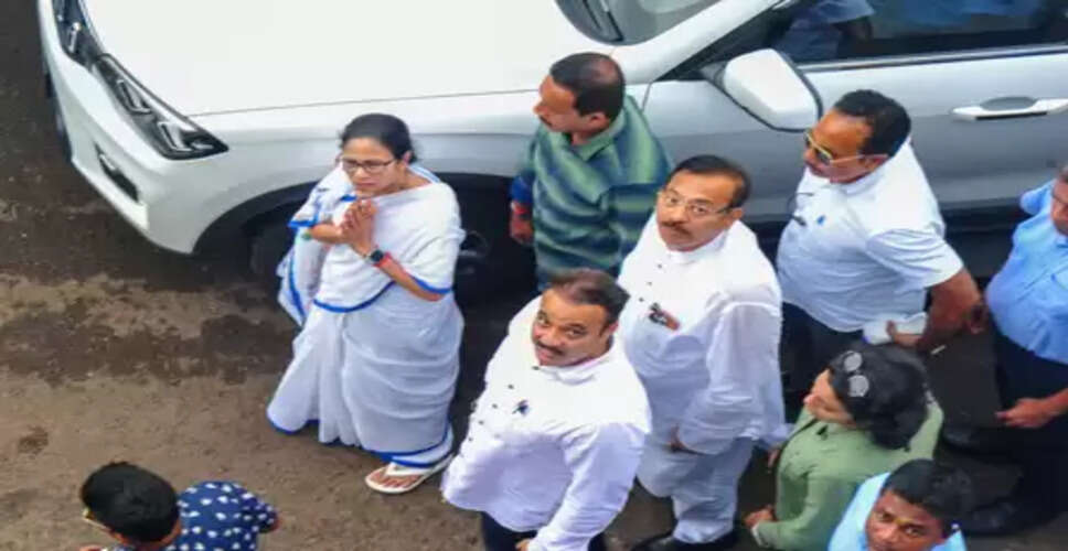 Mamata announces compensation for owners of shops gutted in Kolkata's Khidirpur area fire