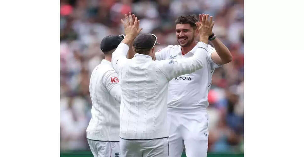 England's Bowlers Dominate Australia in First Session of Boxing Day Test
