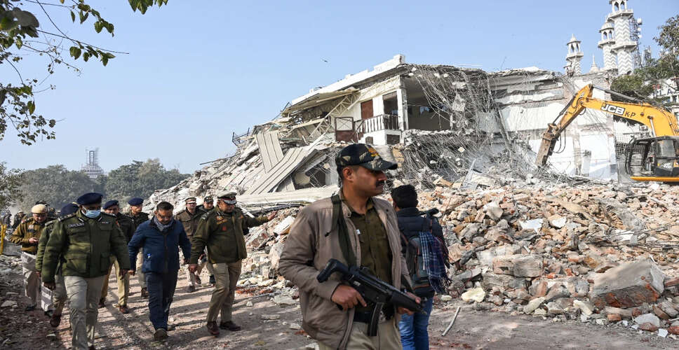 Delhi Police Enforces Restrictions Near Faiz-e-Elahi Mosque Following Stone-Pelting Incident