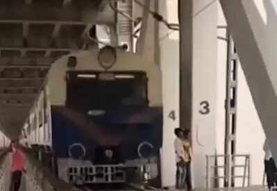 Shocking Viral Video: Two Individuals Risk Their Lives for a Perfect Shot Near Train Tracks