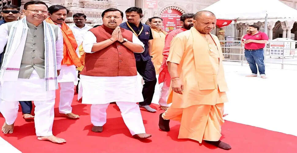 BJP Leaders Seek Blessings at Kashi Vishwanath Temple