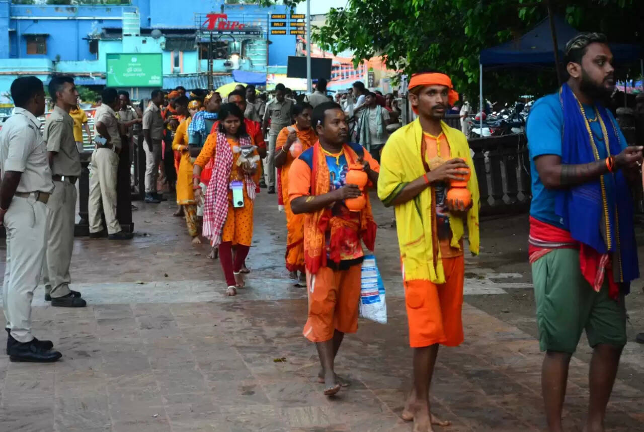 Bhubaneswar's Rainy Monday: A Spectacle of Devotion at Lingaraj Temple