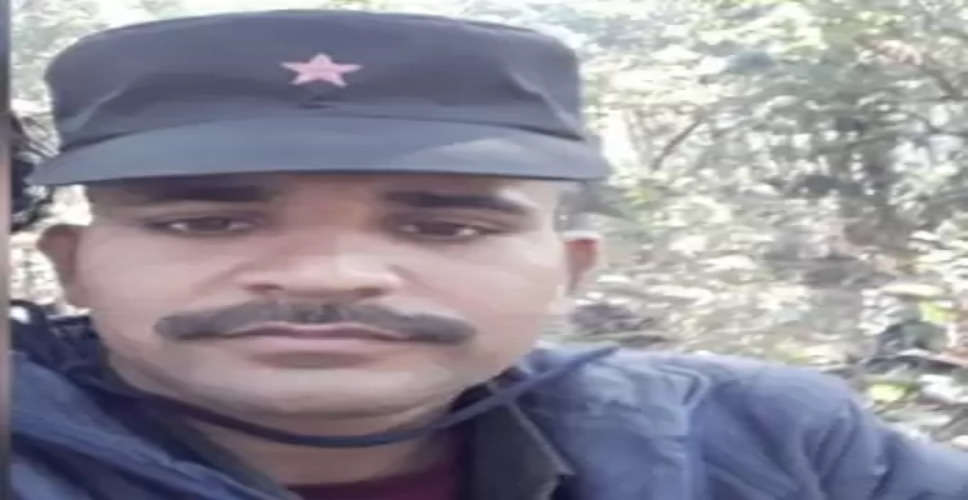 Maoist commander, accused of killing 48 cops in J'khand-Bihar, surrenders