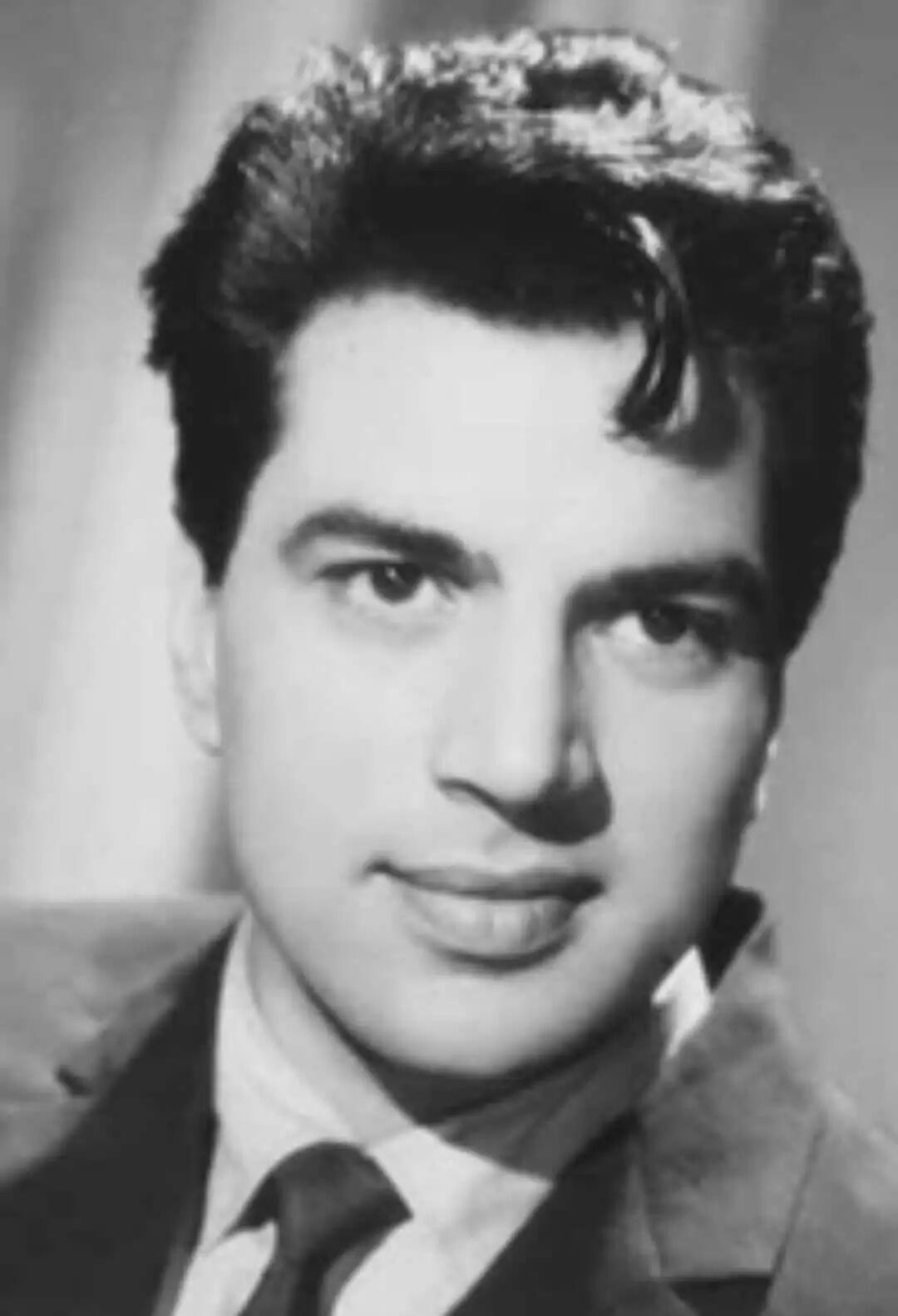 Remembering Dharmendra: Iconic Dialogues and His Legacy in Hindi Cinema