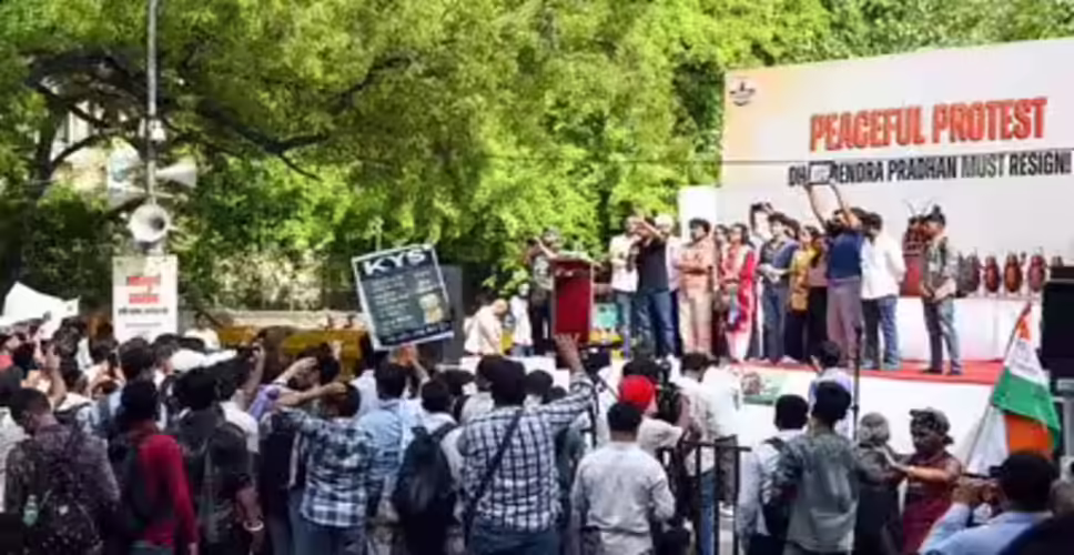 Unique Protest by 'Cockroach Public Party' at Jantar Mantar