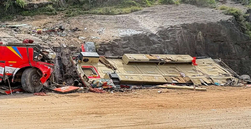 Tragic Road Accident in Mirzapur Claims 11 Lives