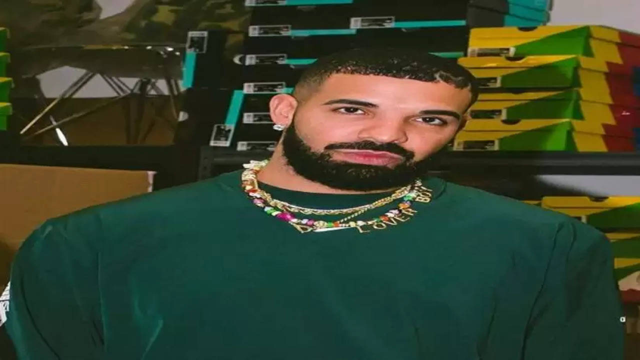 Drake Reacts to Vape Being Tossed at Him During Brooklyn Performance, News