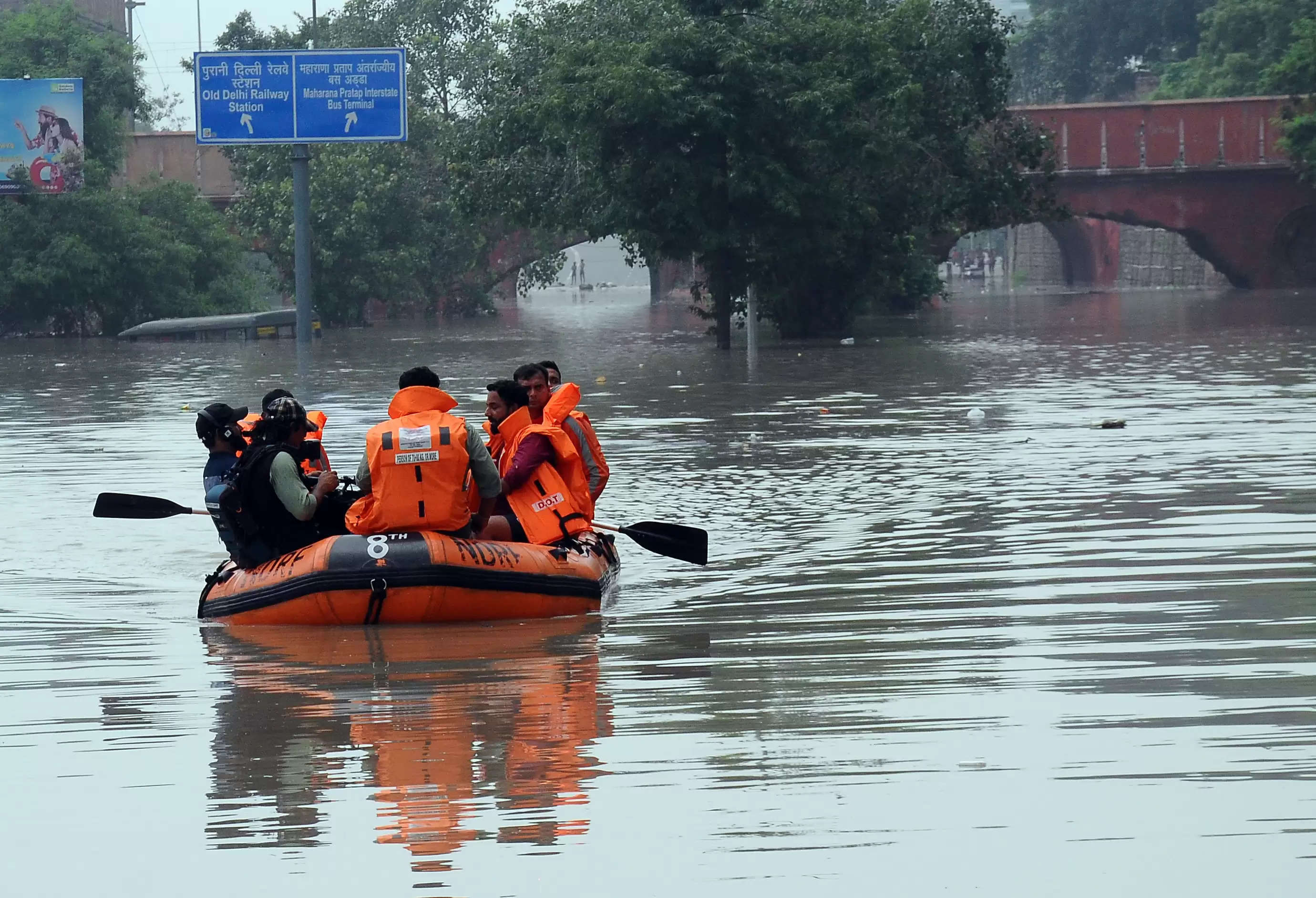 यमुना नदी का घटा वाटर लेवल, मगर अभी भी इन इलाकों में पानी लबालब… The water level of Yamuna river decreased, but water is still overflowing in these areas.