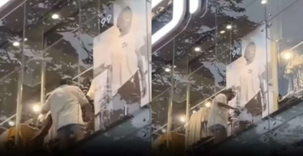 Man's Bold Outfit Change in Delhi Store Goes Viral