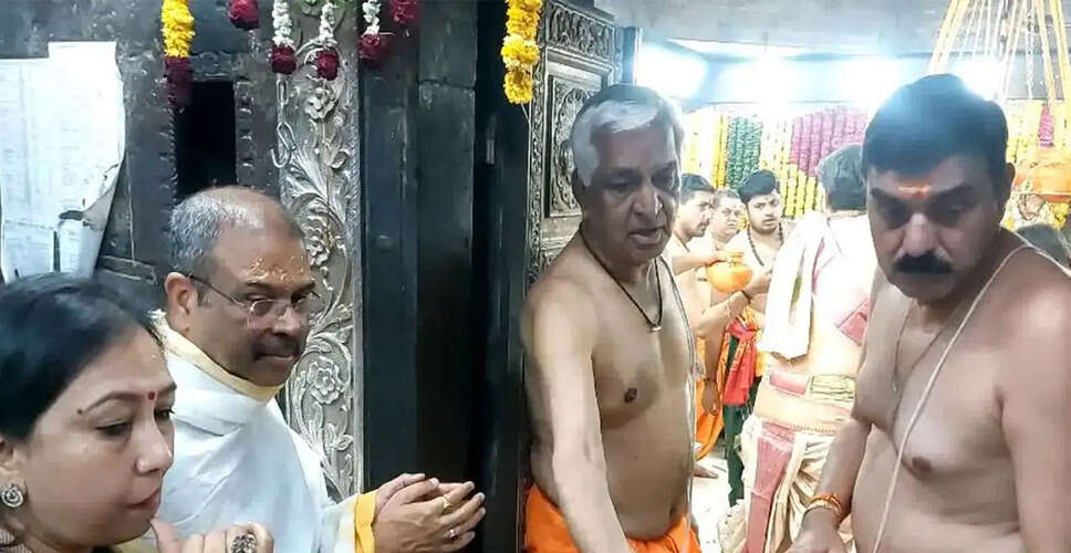 Union Minister and Cricketer Attend Sacred Bhasma Aarti at Mahakaleshwar Temple