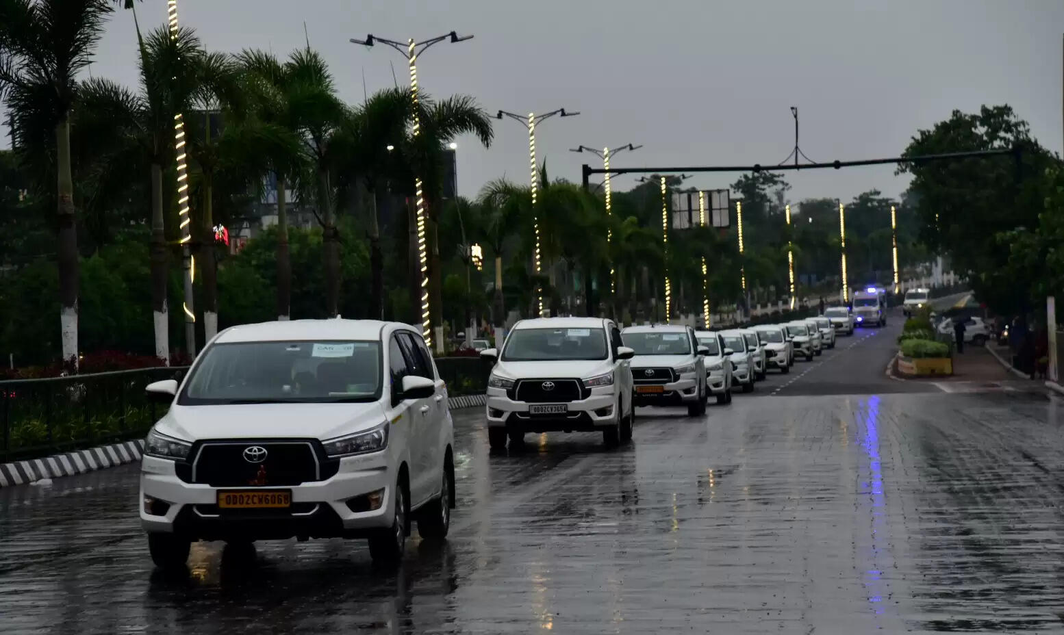 Kawariyas Flock to Mahanadi Riverbank for Shravan Month Celebrations