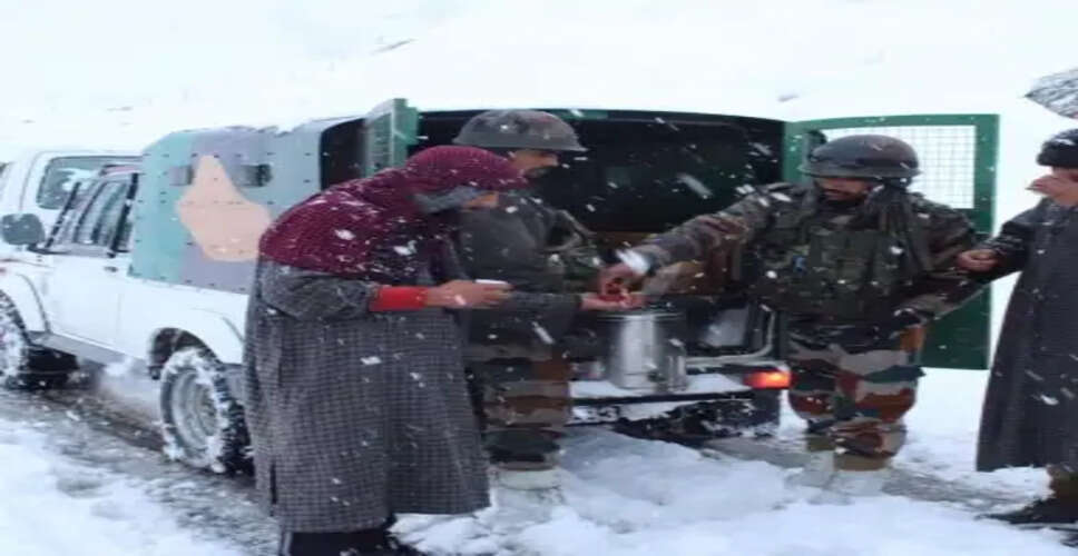 Braving the Elements: Indian Army Rescues 214 Passengers Amid Heavy Snowfall in Jammu and Kashmir