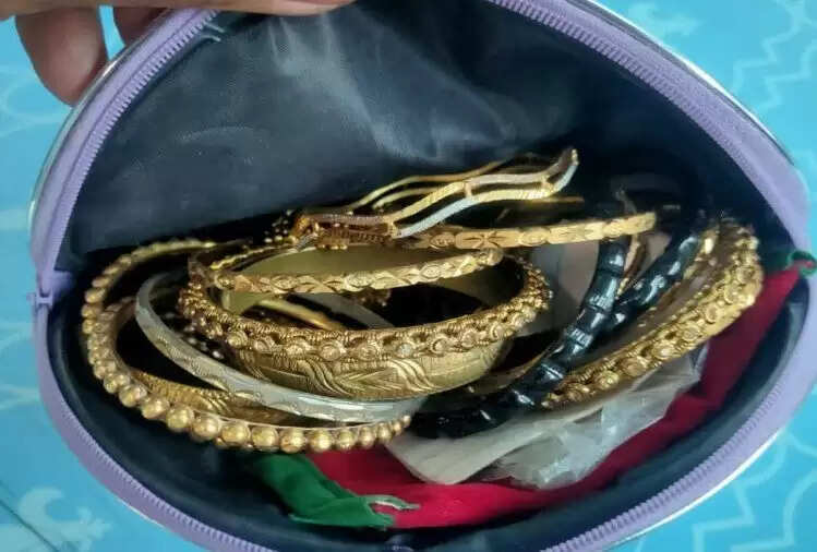 Auto Driver's Honesty Shines After Returning Lost Bag of Gold