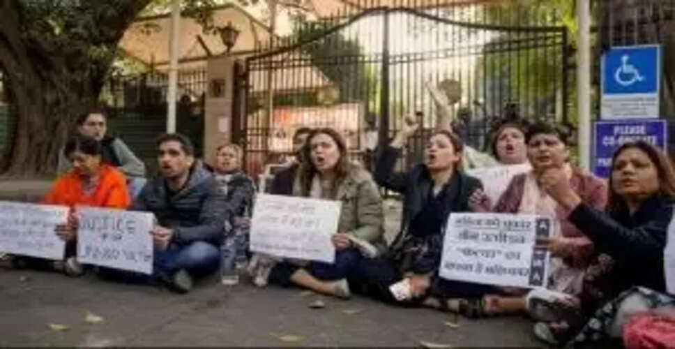 Protests Erupt Outside Delhi High Court Over Unnao Rape Case Bail Decision