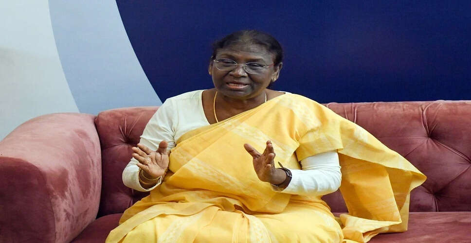 President Murmu Engages with Artists from Jharkhand, Odisha, and West Bengal