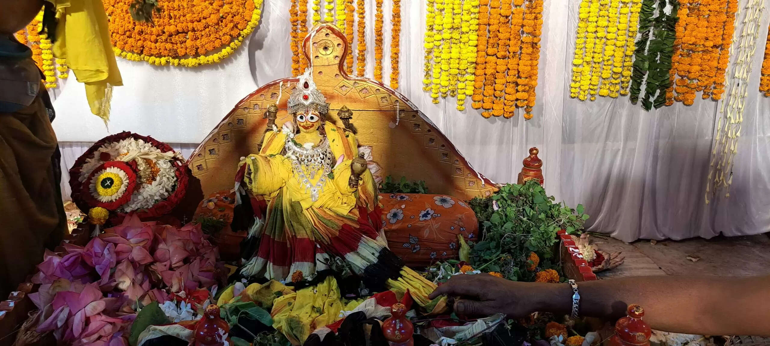 A Spectacular Celebration: Goddess Gauri's Arrival at Bhubaneswar's Lingaraj Temple