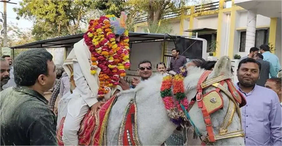 Unique Retirement Celebration in Mahoba: A Groom-like Send-off After 35 Years of Service