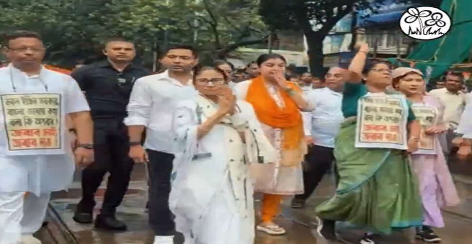 Mamata Banerjee Accuses Central Government of Targeting Bengali Speakers