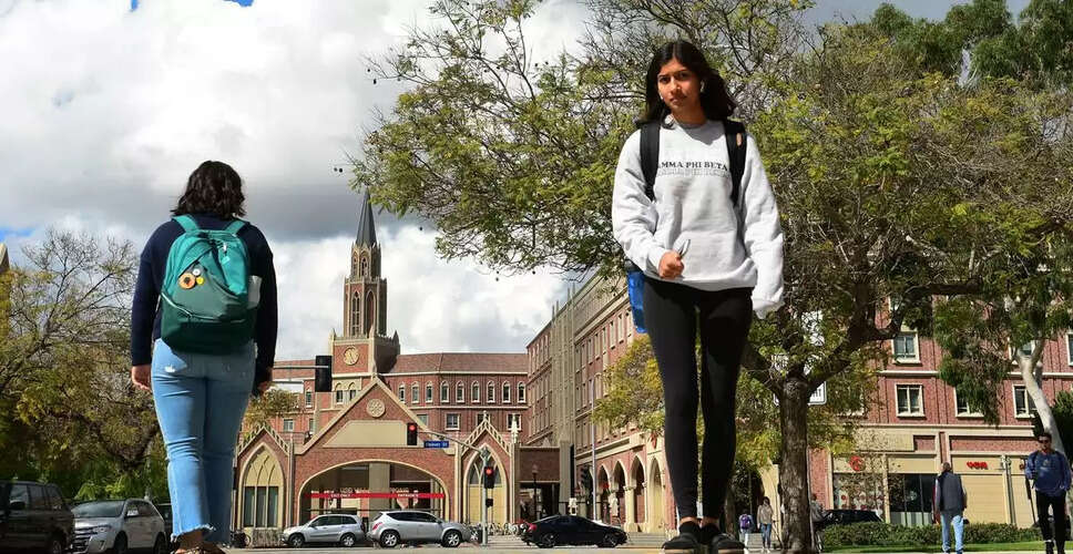 New US Visa Rules Require International Students to Keep Social Media Public