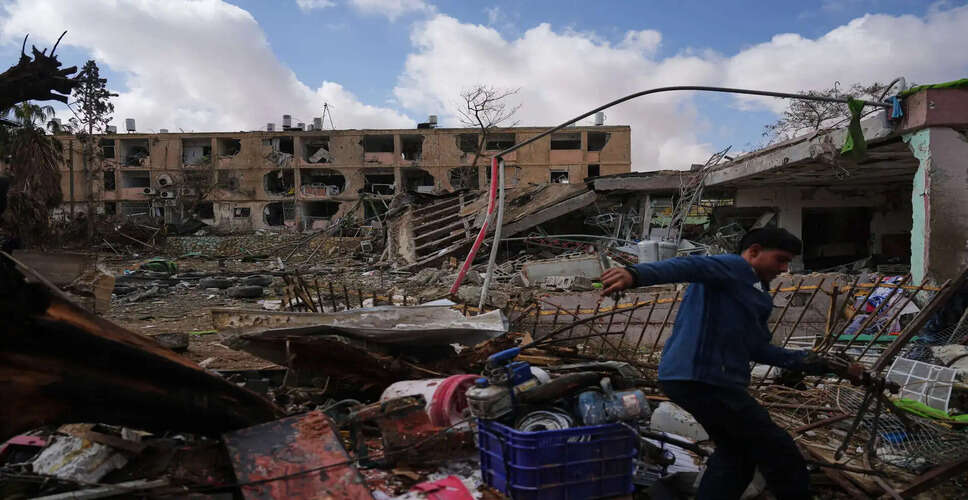 Tensions Rise as US Delays Strikes on Iran Amid Airstrike Reports