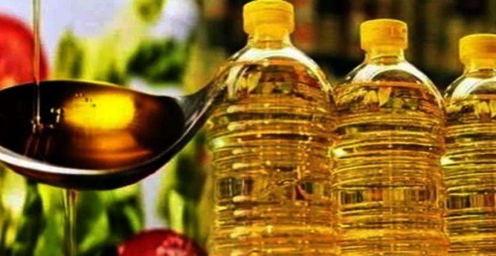Maha: ‘Unlicensed’ firm supplies cooking oil in discount kits to poor people