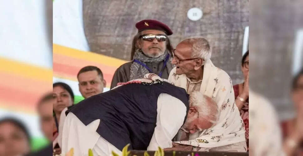 Modi Seeks Blessings from Veteran BJP Leader at Historic Swearing-In Ceremony