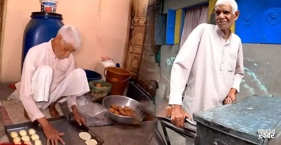75-Year-Old Grandfather Sells Kachoris in Fluent English