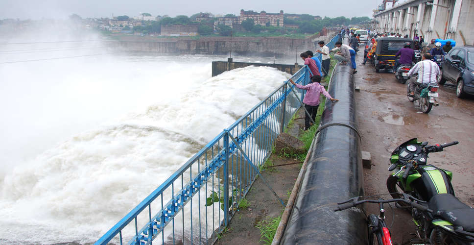 Gujarat: 13,000 cusecs water discharged from Vasna barrage in Sabarmati River to regulate water level
