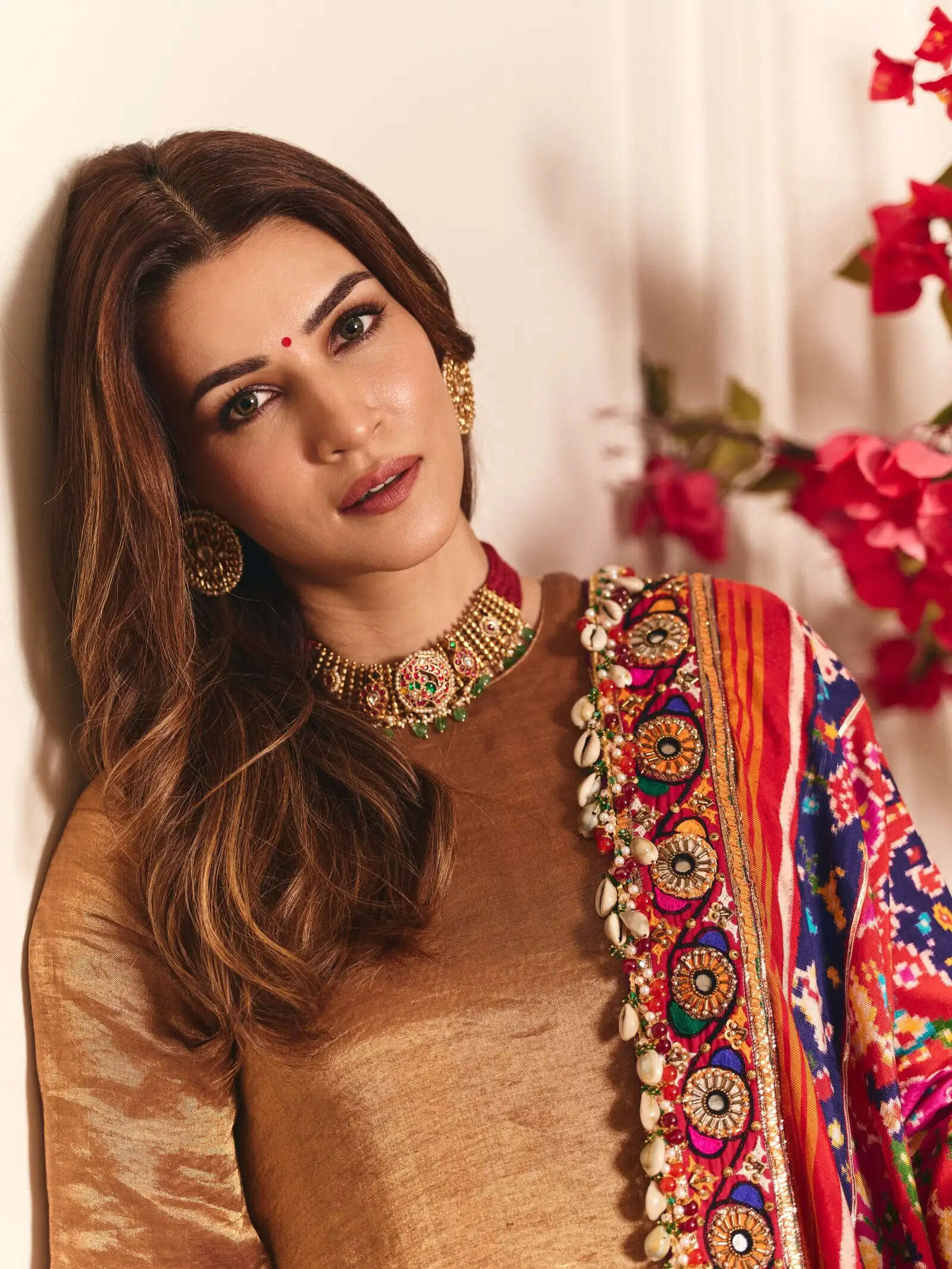 Kriti Sanon Dazzles in Ethnic Attire for Navratri Celebrations