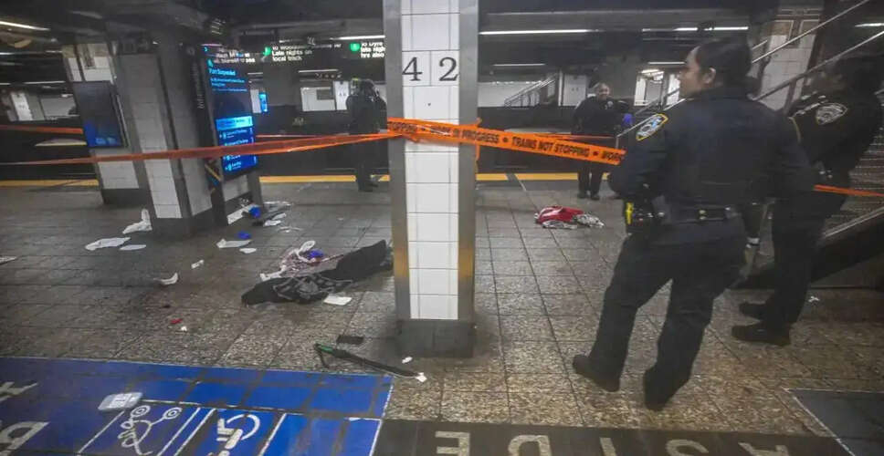 Machete Attack in Manhattan Subway Leaves Three Injured and Suspect Dead