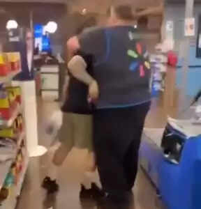 Shocking Supermarket Showdown: Customer Fights Back Against Aggressive Employee!