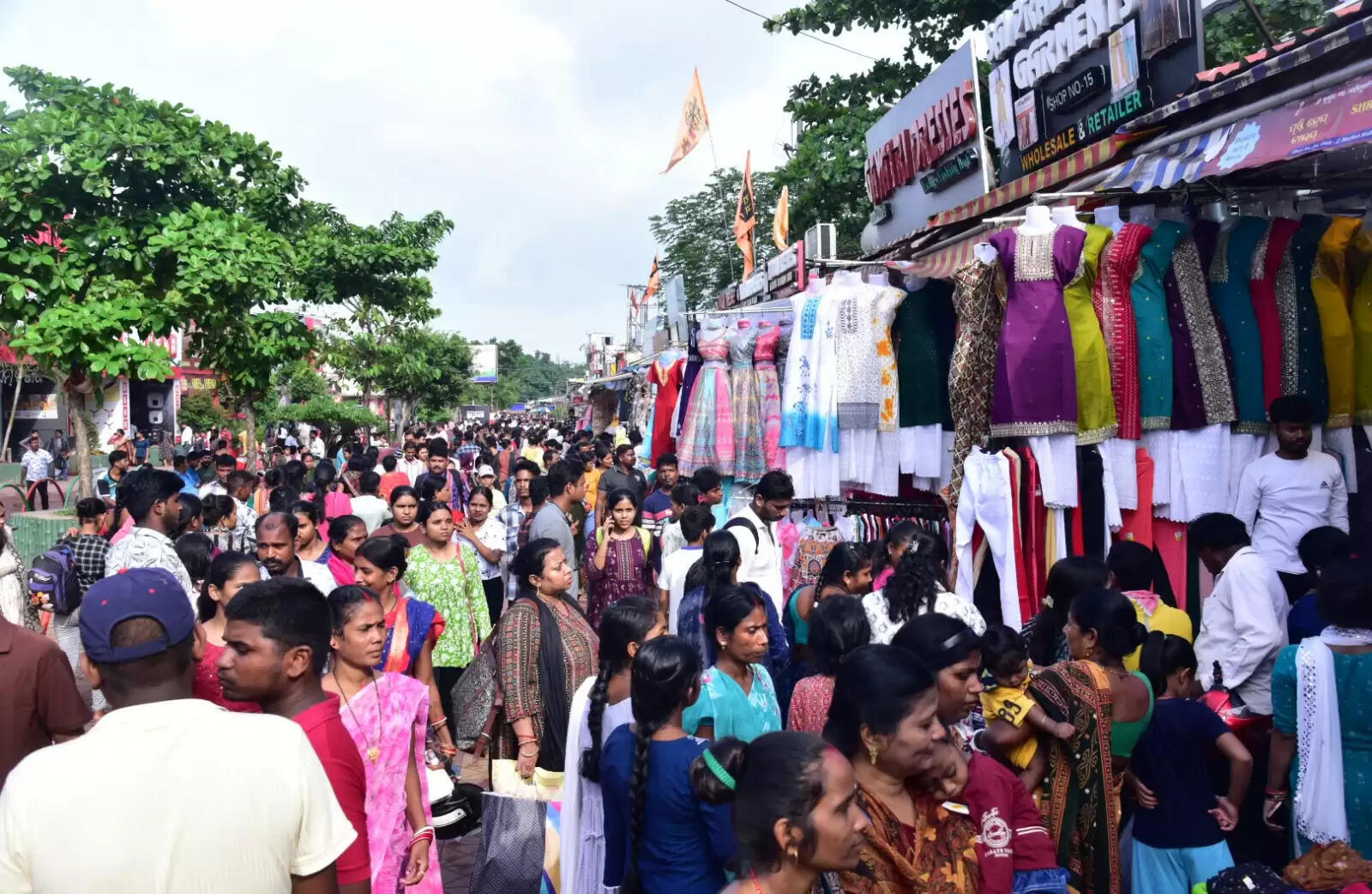 Excitement Builds for Raja Festival: Women Embrace Shopping and Mehendi