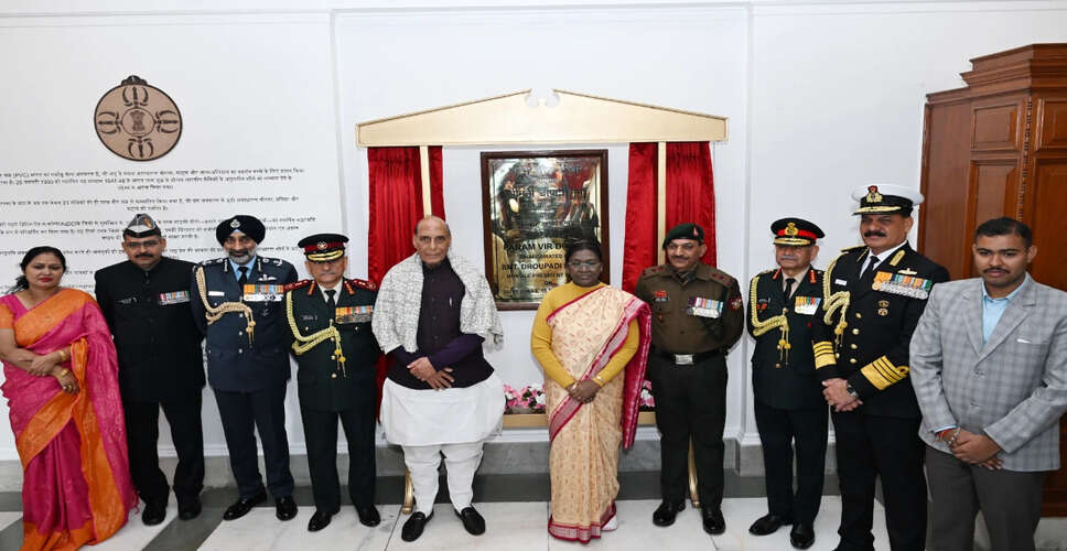 President Murmu Unveils Gallery Honoring Param Vir Chakra Recipients on Vijay Diwas