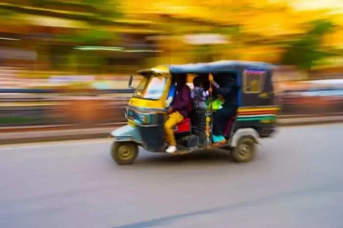 Bengaluru Auto Driver Returns Lost Bag Full of Cash to Passenger