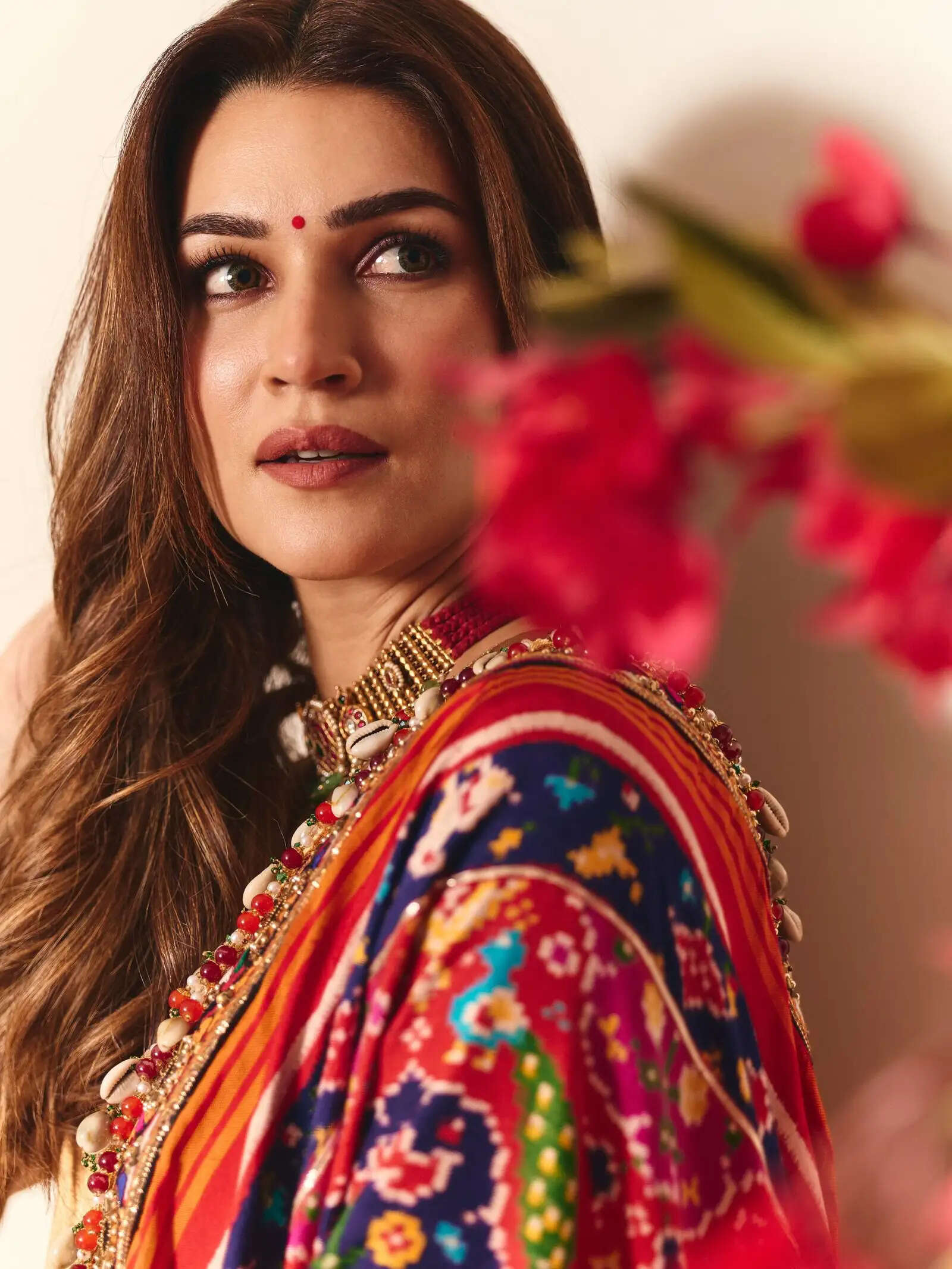 Kriti Sanon Dazzles in Ethnic Attire for Navratri Celebrations