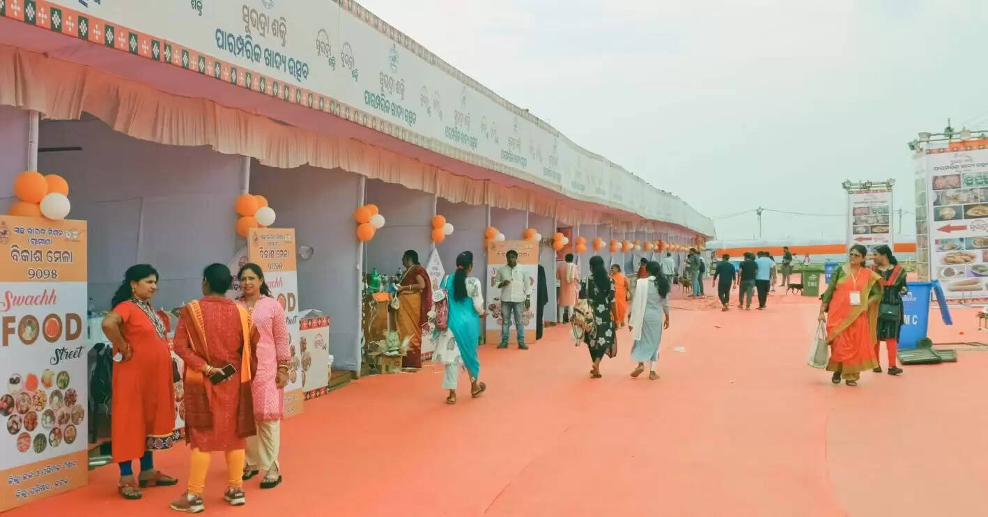 Excitement Builds for Raja Festival: Women Embrace Shopping and Mehendi