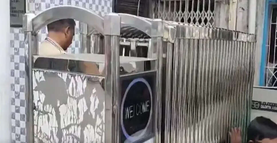 What Does the Removal of Barricades Outside Mamata Banerjee's Residence Mean?