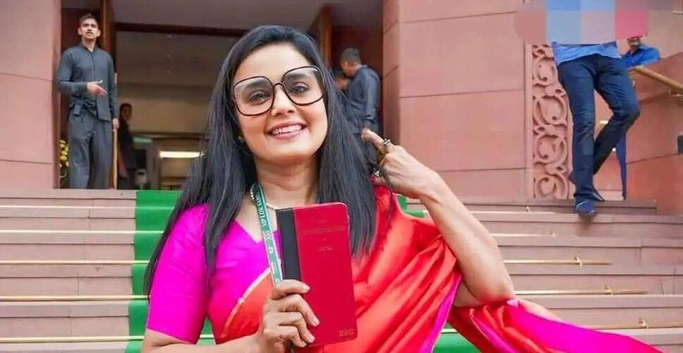 Supreme Court Halts Delhi High Court Ruling on Mahua Moitra's Cash-for-Query Case