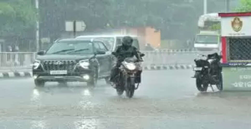 Bhubaneswar's Rainy Monday: A Spectacle of Devotion at Lingaraj Temple